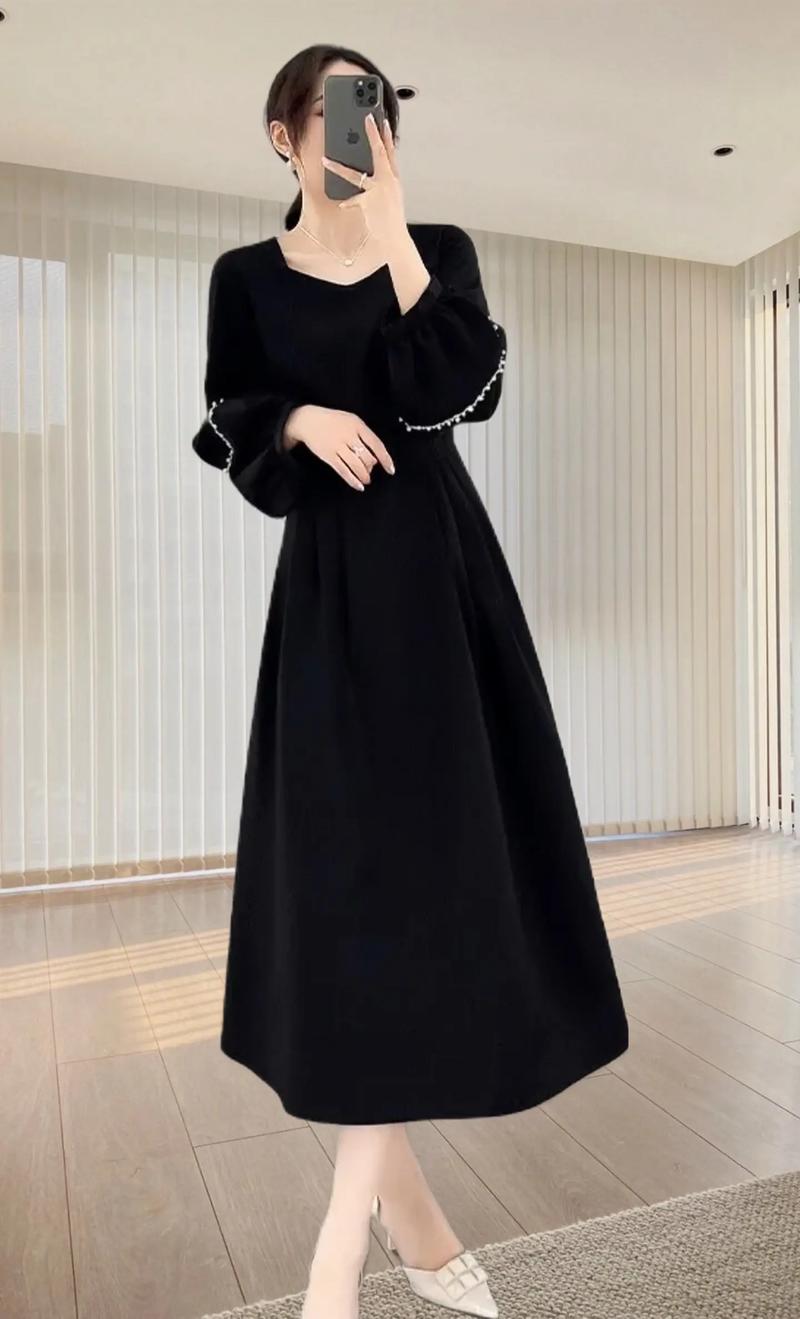 秋天黑色连衣裙怎么搭配衣服好看