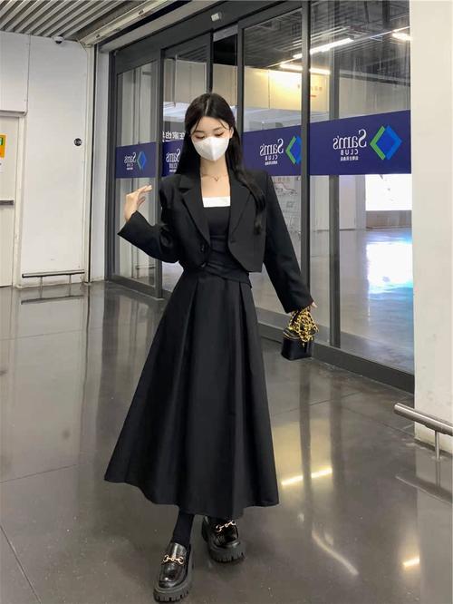秋天黑色连衣裙怎么搭配衣服好看