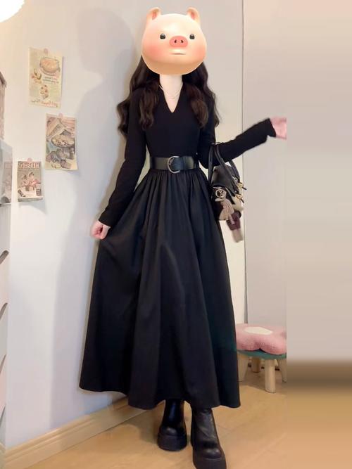秋天黑色连衣裙怎么搭配衣服