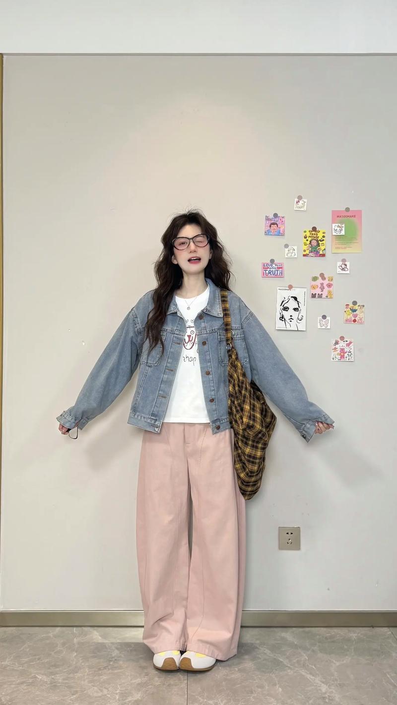 浅色牛仔夹克怎么搭配