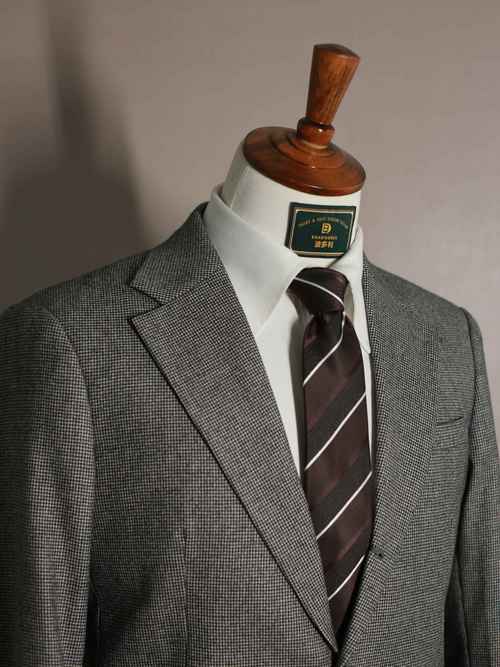 灰色西装配什么衬衫