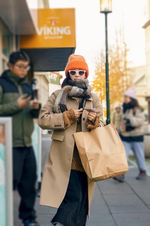 驼色大衣配什么围巾