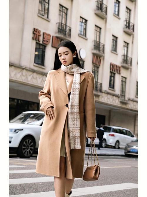 驼色大衣配什么围巾