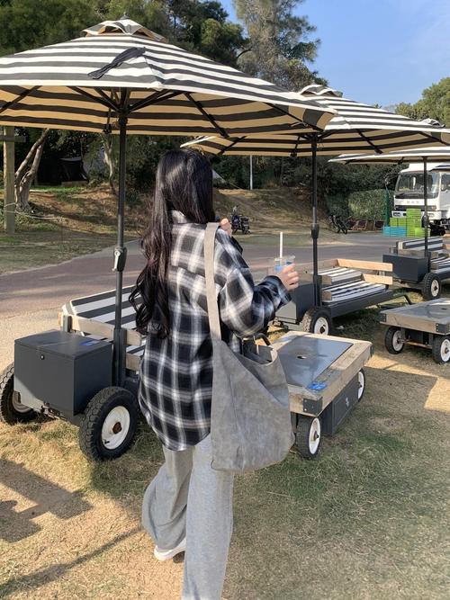 女黑白格子衬衫怎么搭配什么裤子好看吗