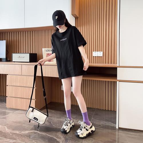 女孩宽松t怎么搭配