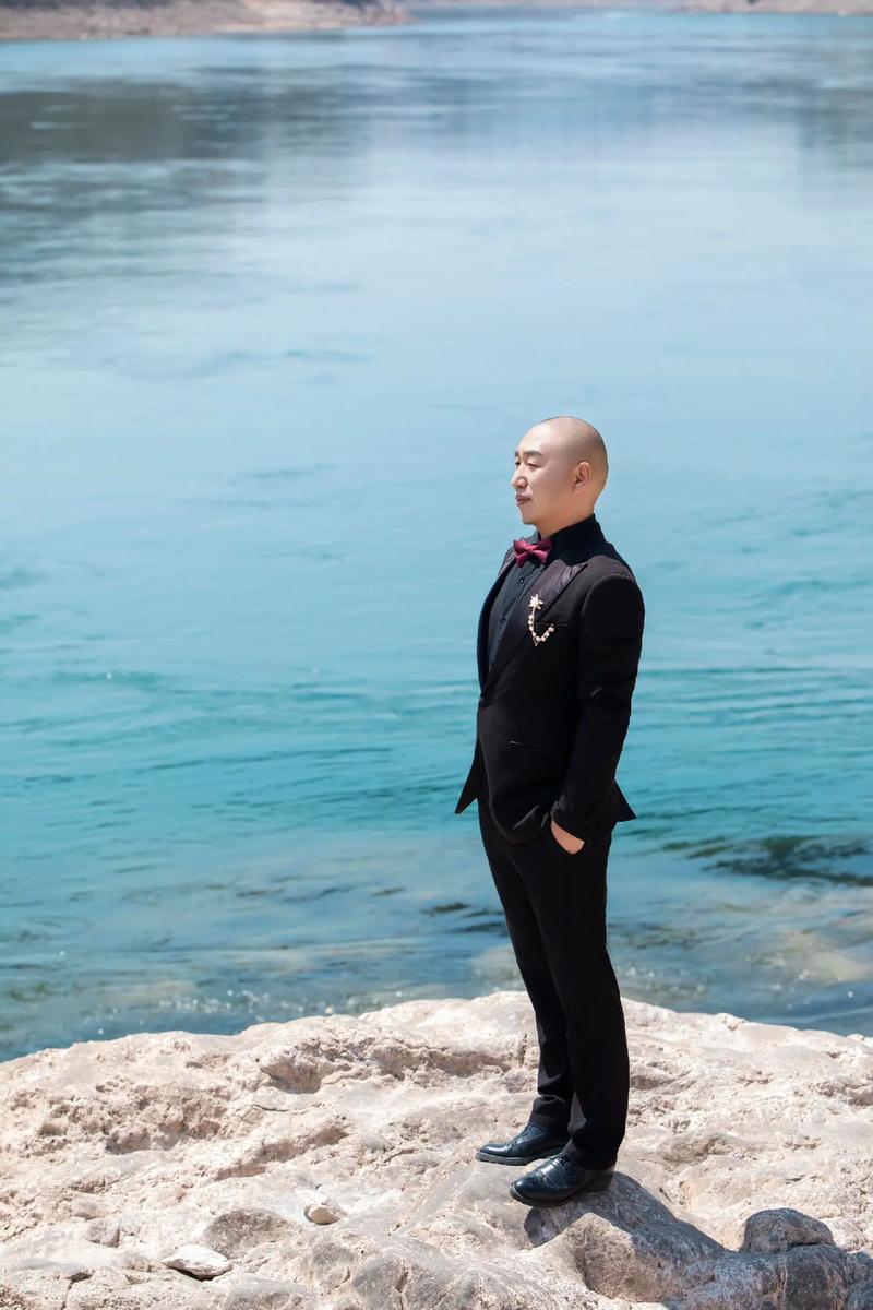 男光头怎么搭配衣服好看图片欣赏