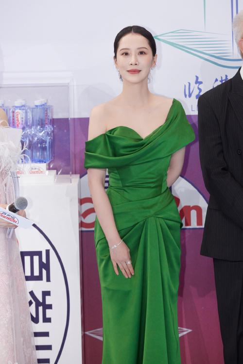 墨绿色连衣长裙怎么搭配