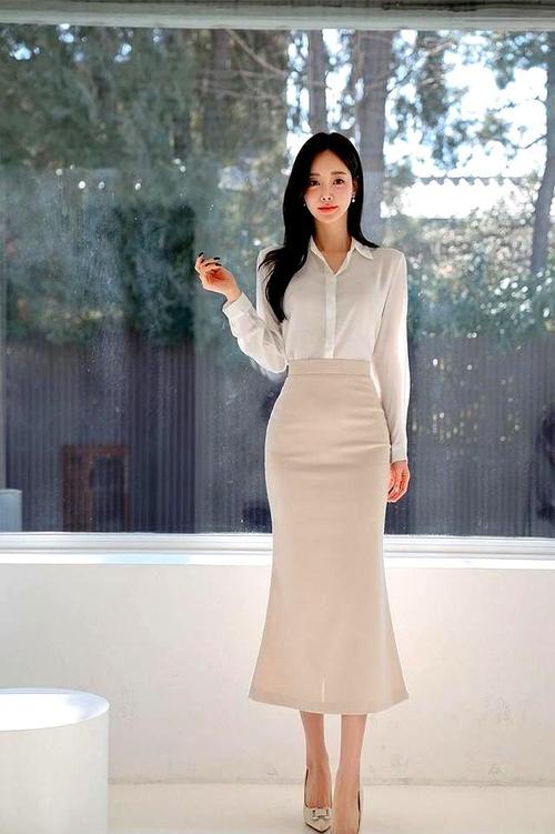 明星怎么搭配鱼尾裙