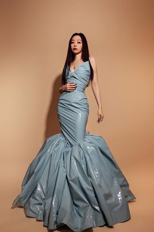 明星怎么搭配鱼尾裙