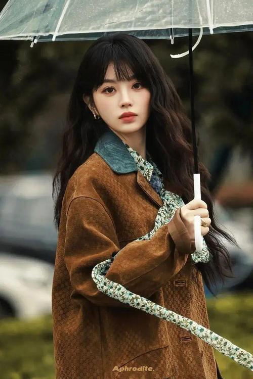 明星咖啡色风衣怎么搭配图片大全