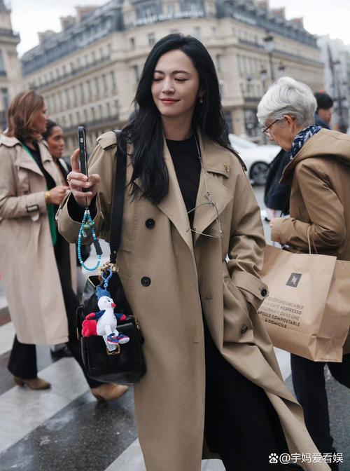 明星咖啡色风衣怎么搭配