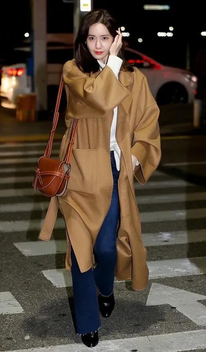 明星咖啡色风衣怎么搭配