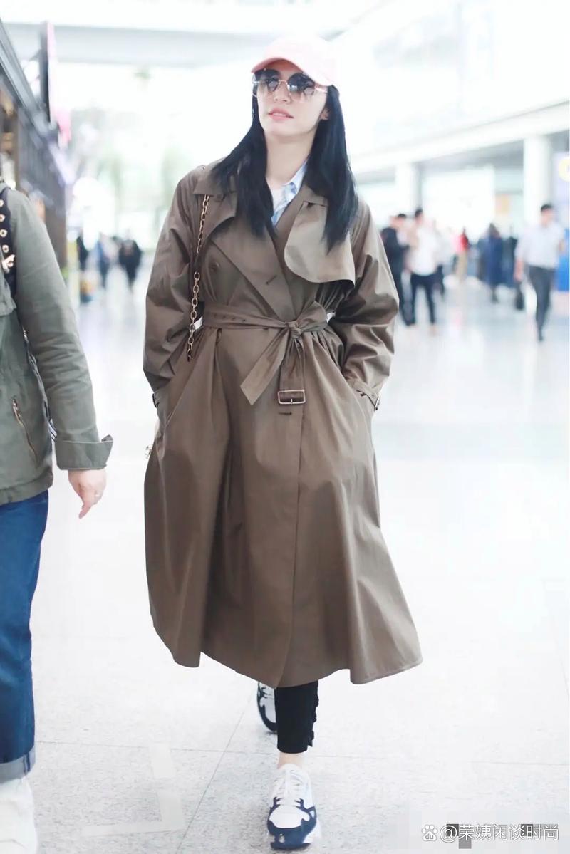 明星咖啡色风衣怎么搭配