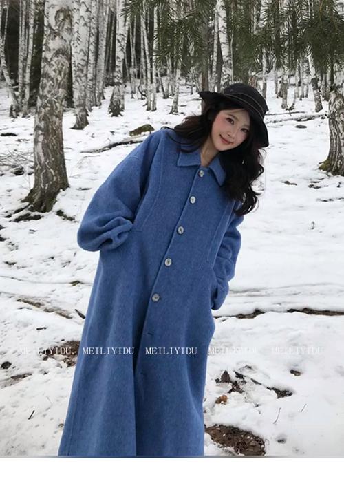 米蓝色大衣怎么搭配衣服好看吗