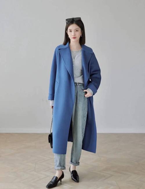 米蓝色大衣怎么搭配衣服好看吗
