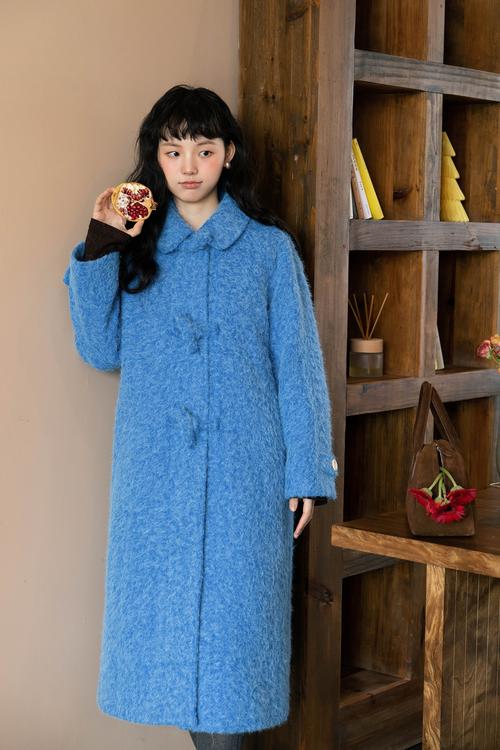 米蓝色大衣怎么搭配图片