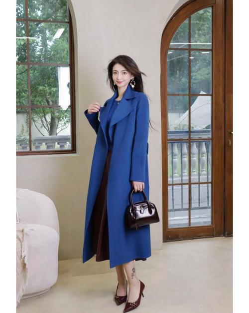 米蓝色大衣怎么搭配图片