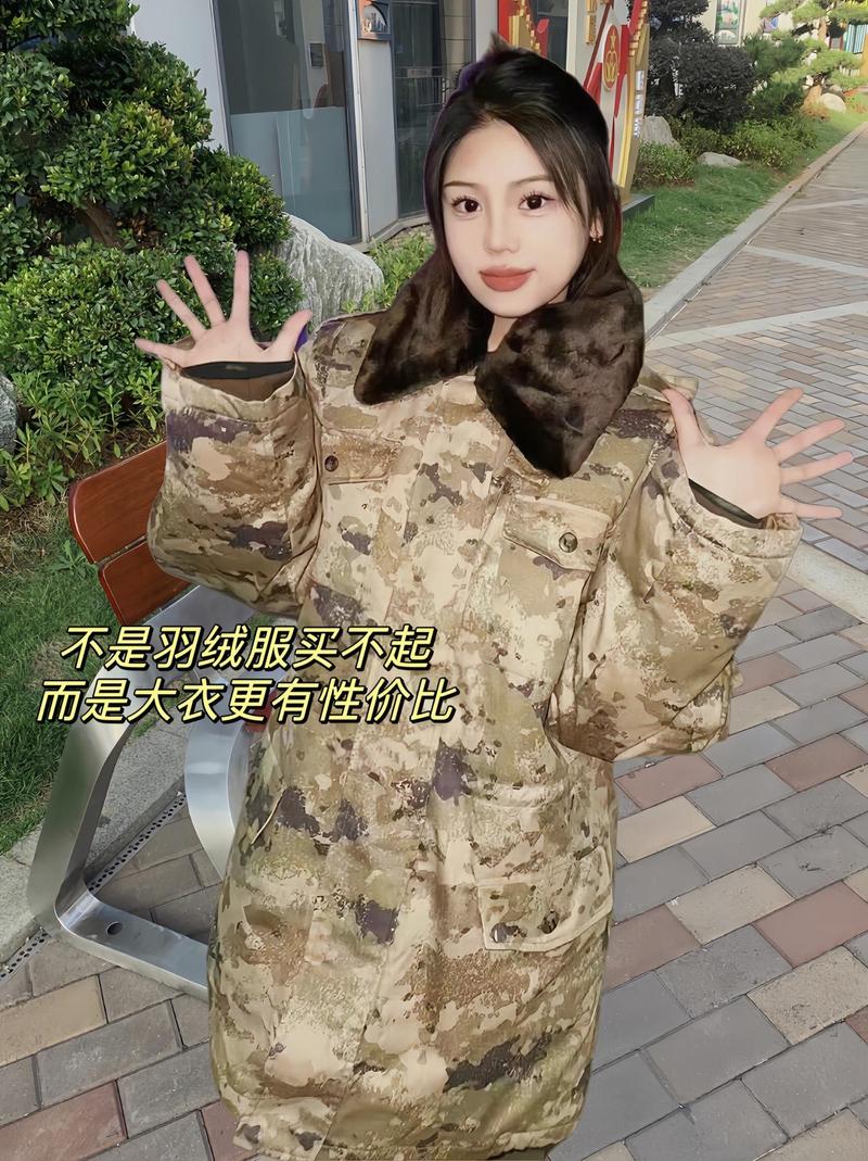 迷彩女式风衣怎么搭配好看