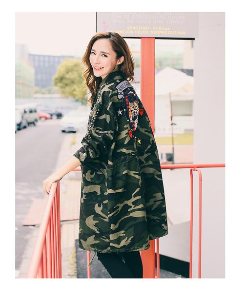迷彩女式风衣怎么搭配好看
