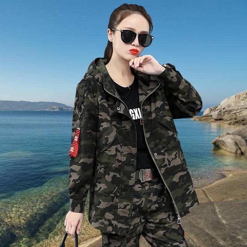 迷彩女式风衣怎么搭配好看