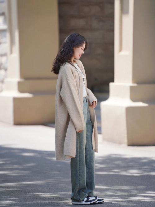 驼色毛衣搭配什么裤子