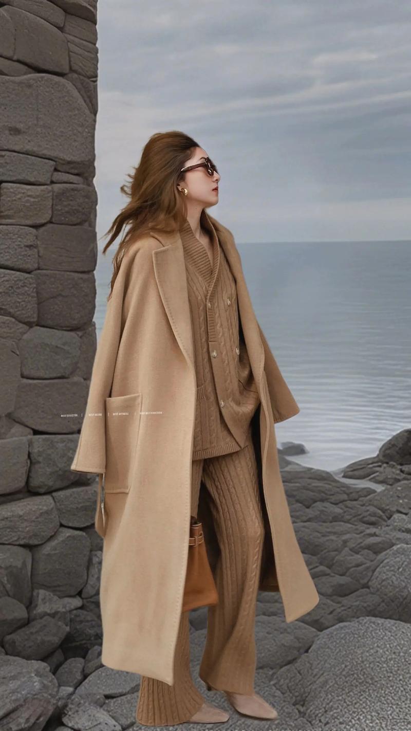 驼色毛衣搭配什么裤子