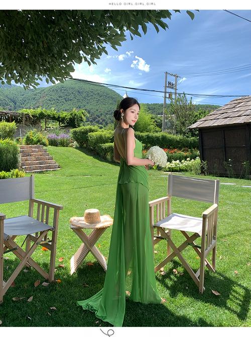 绿色中长连衣裙怎么搭配图片欣赏