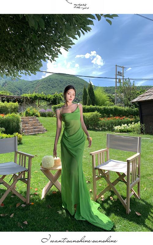 绿色中长连衣裙怎么搭配图片大全