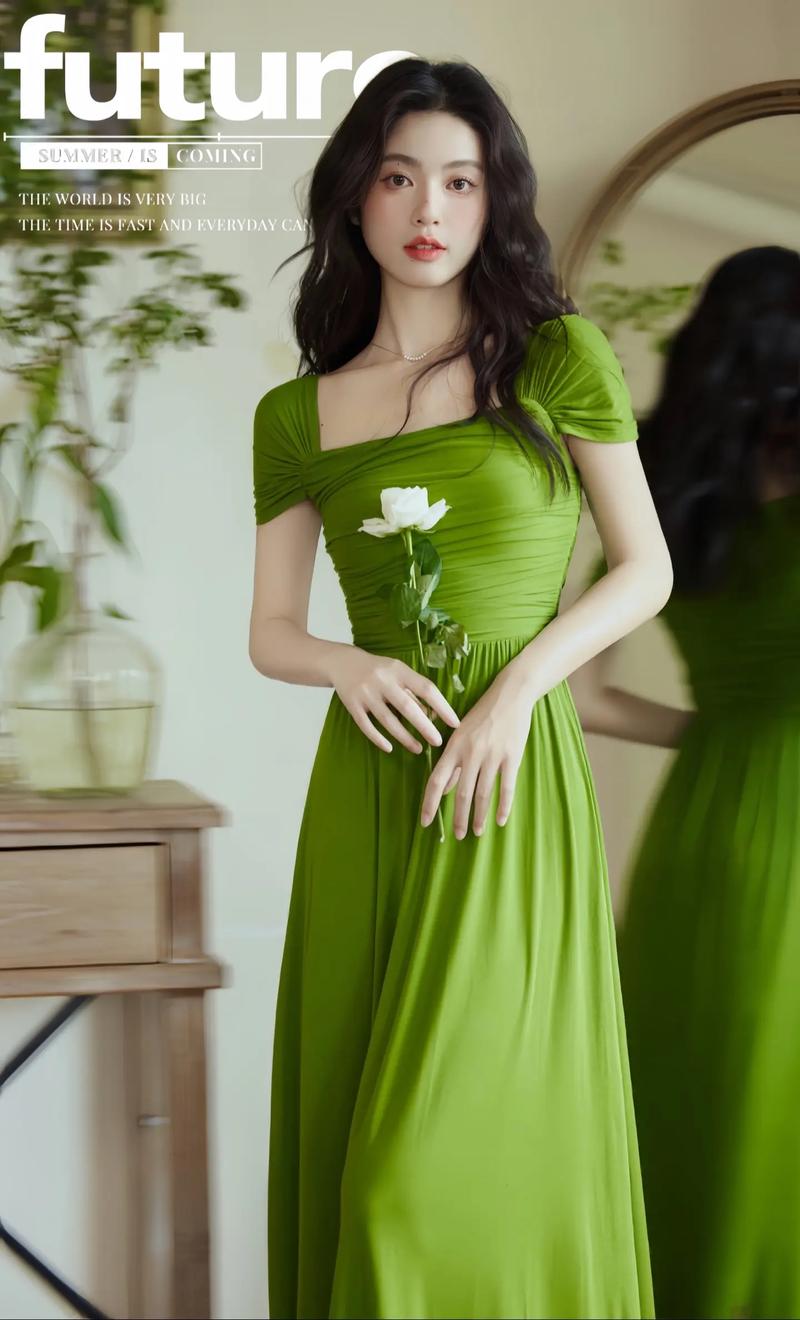 绿色中长连衣裙怎么搭配图片