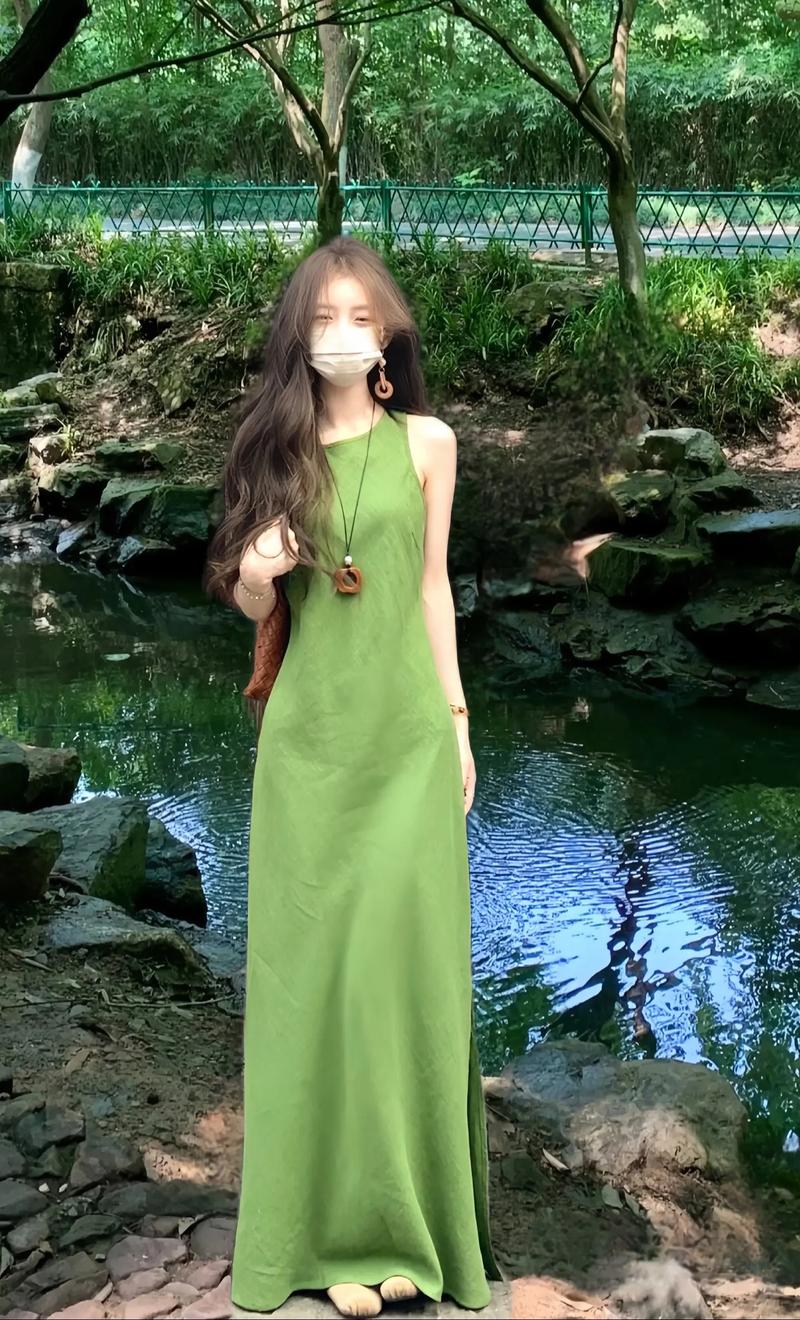 绿色中长连衣裙怎么搭配