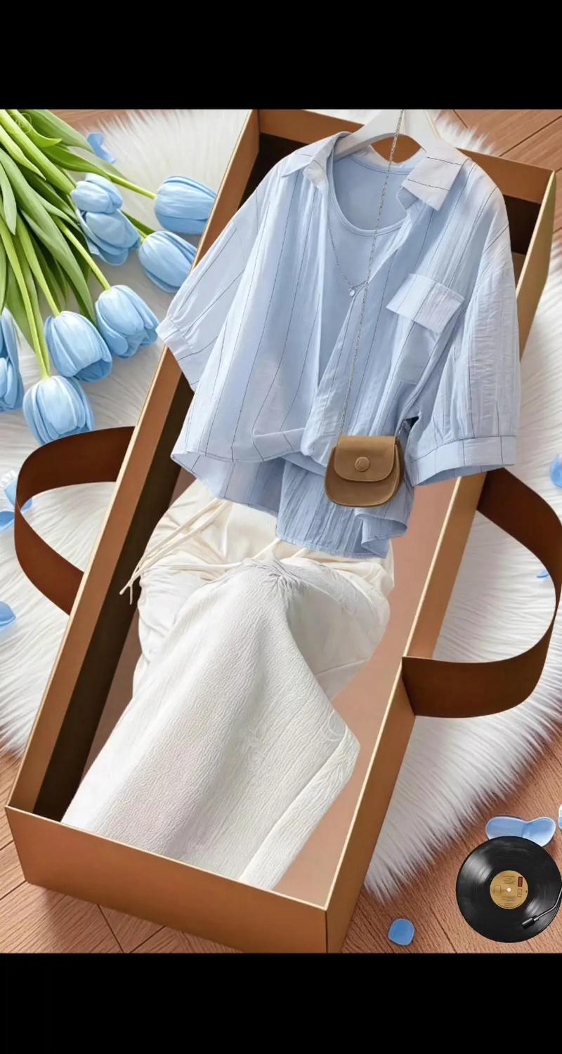 蓝条衬衣短袖怎么搭配