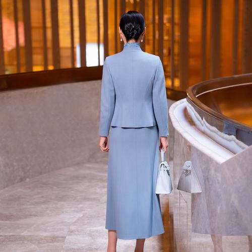 蓝色毛呢裙子怎么搭配