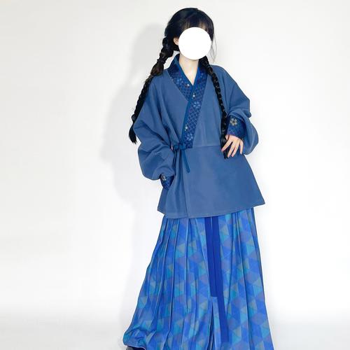 蓝色毛呢裙子怎么搭配