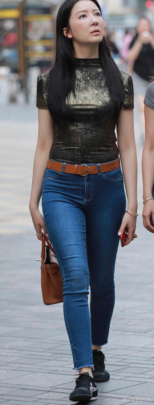 金色t恤怎么搭配图片欣赏