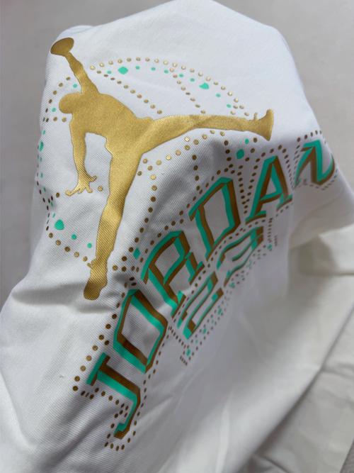 金色t恤怎么搭配图片欣赏