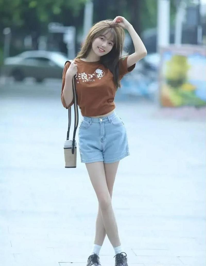 焦糖色体恤怎么搭配