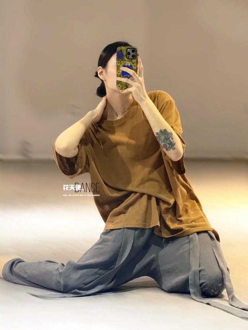 焦糖色体恤怎么搭配