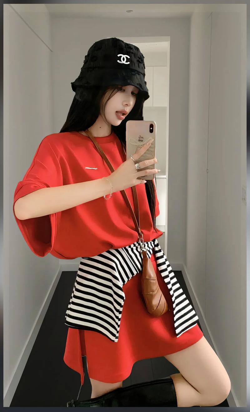 红色条纹裙裤怎么搭配上衣