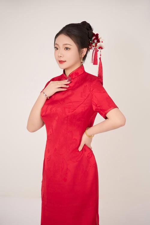 红色旗袍怎么搭配头饰