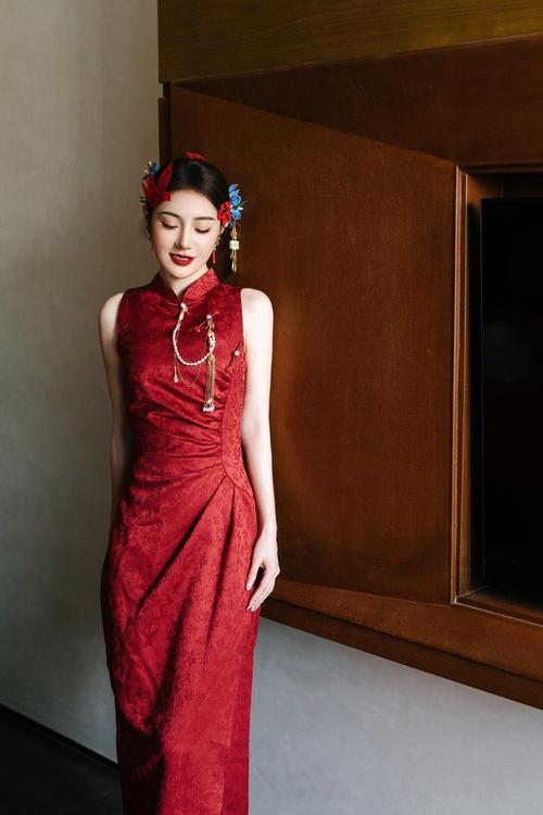 红色旗袍怎么搭配头饰