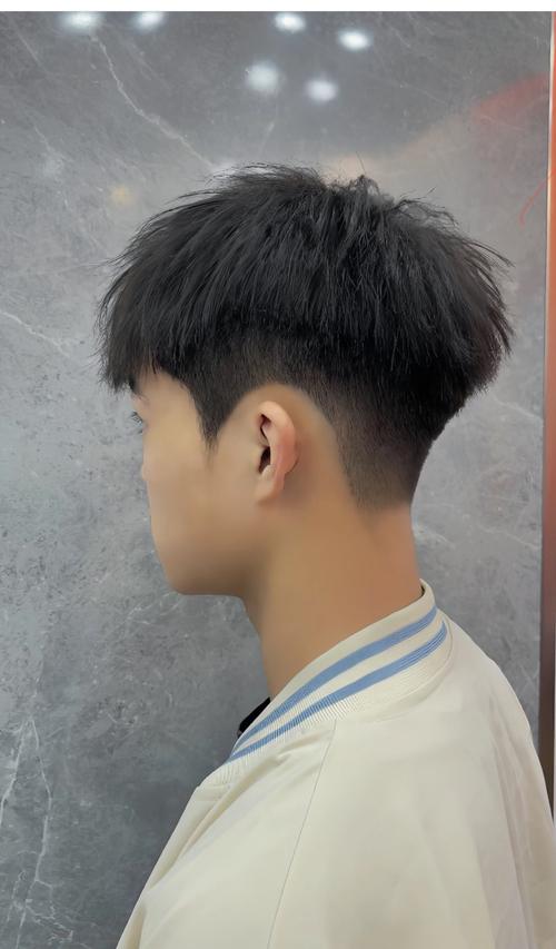 男菱形脸适合什么发型