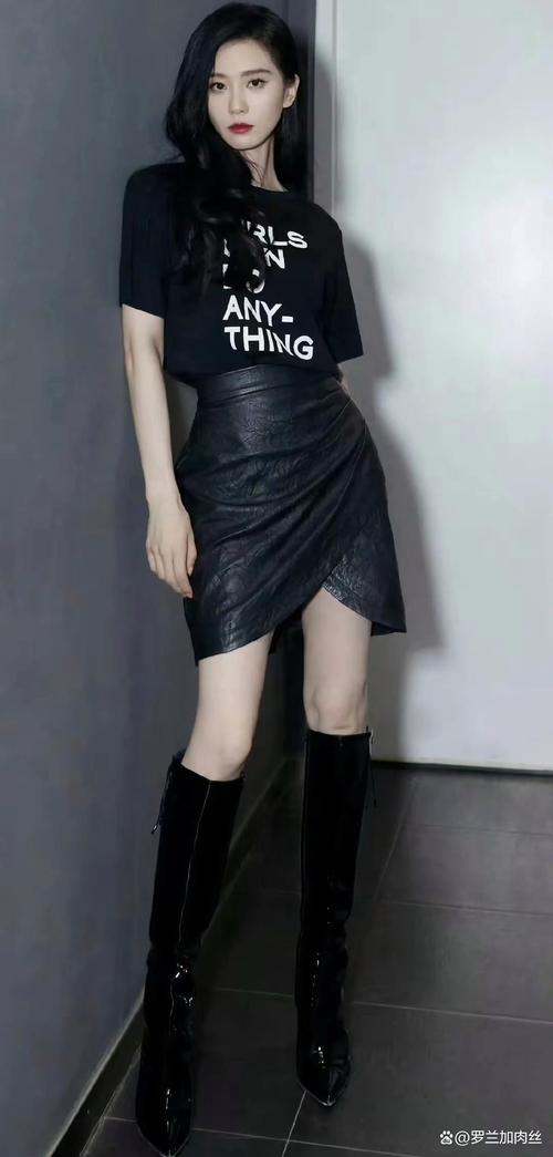 黑色的短裙怎么搭配衣服