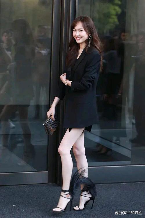 黑色的短裙怎么搭配