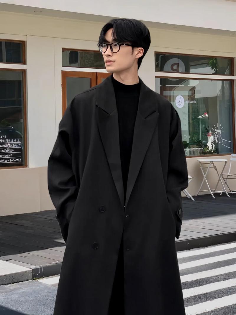 黑白男士大衣怎么搭配