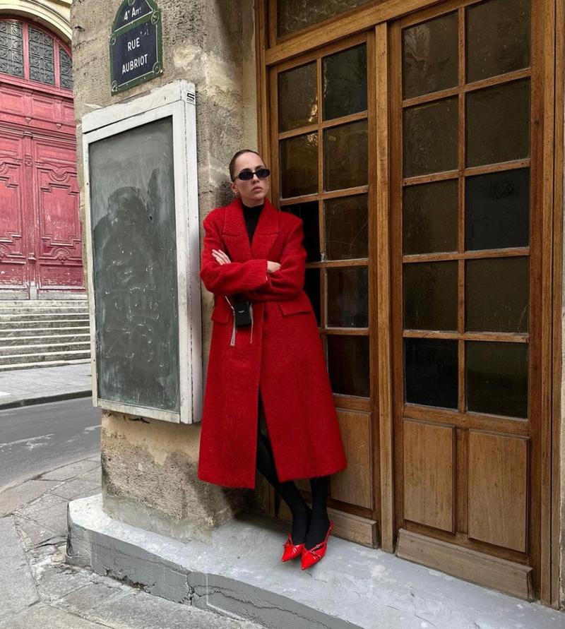 红色大衣搭配什么鞋子