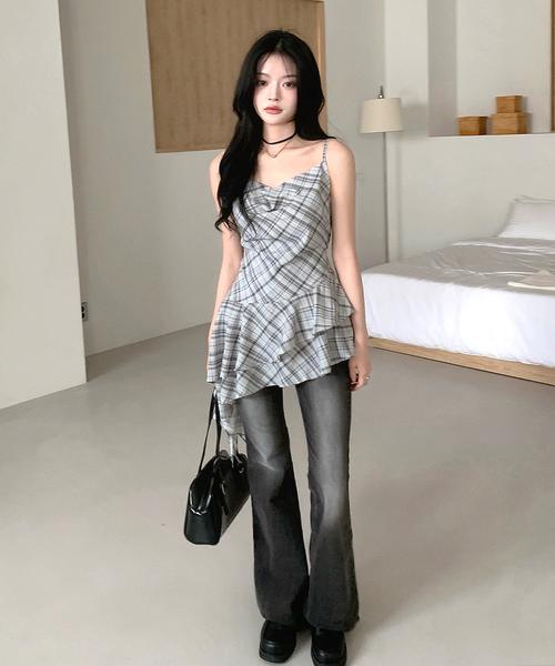 格子调带长裙怎么搭配