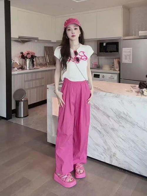 粉色t恤怎么搭配裤子