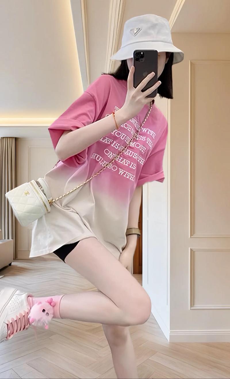 粉色t恤怎么搭配裤子