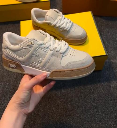 芬迪的鞋子怎么搭配