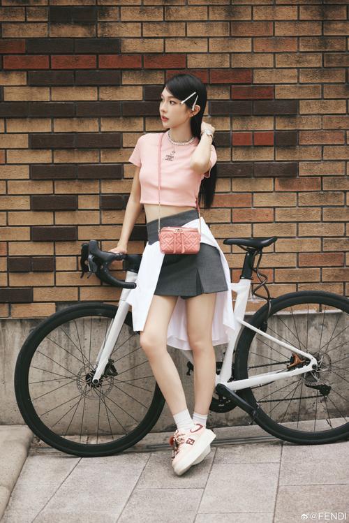 芬迪的鞋子怎么搭配